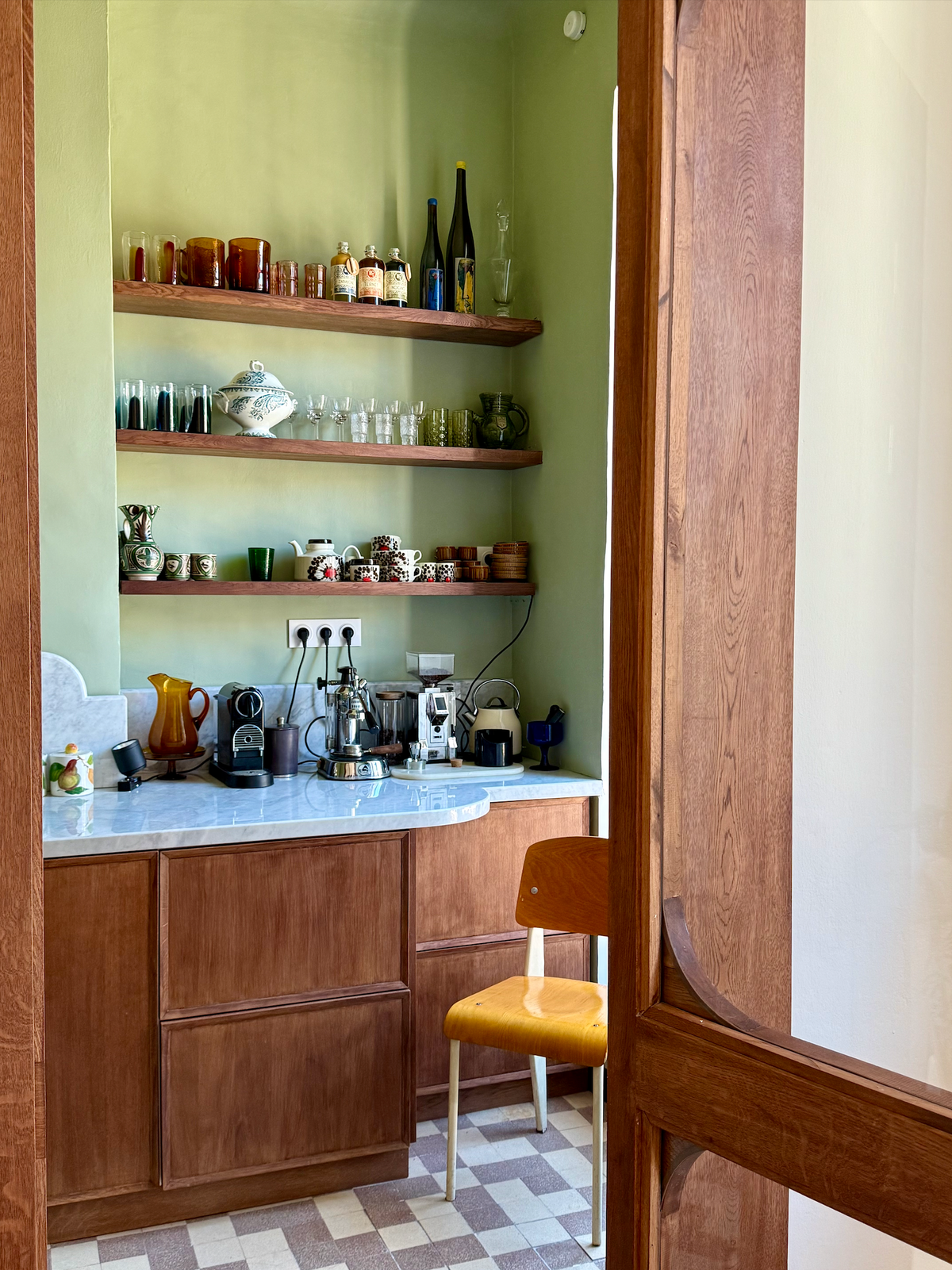 Façade cuisine naturelle ou teintée : comment choisir ?