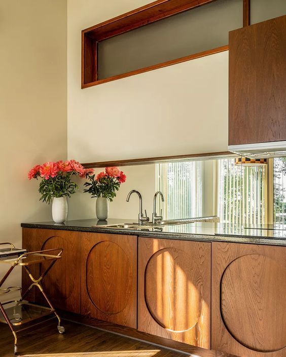 Façades de cuisine en bois massif ou MDF plaqué : que choisir vraiment ?